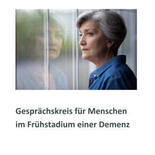 Zu sehen ist eine Frau im mittleren Lebensalter, die aus dem Fenster sieht. Ihr Gesicht spiegelt sich in der Fensterscheibe